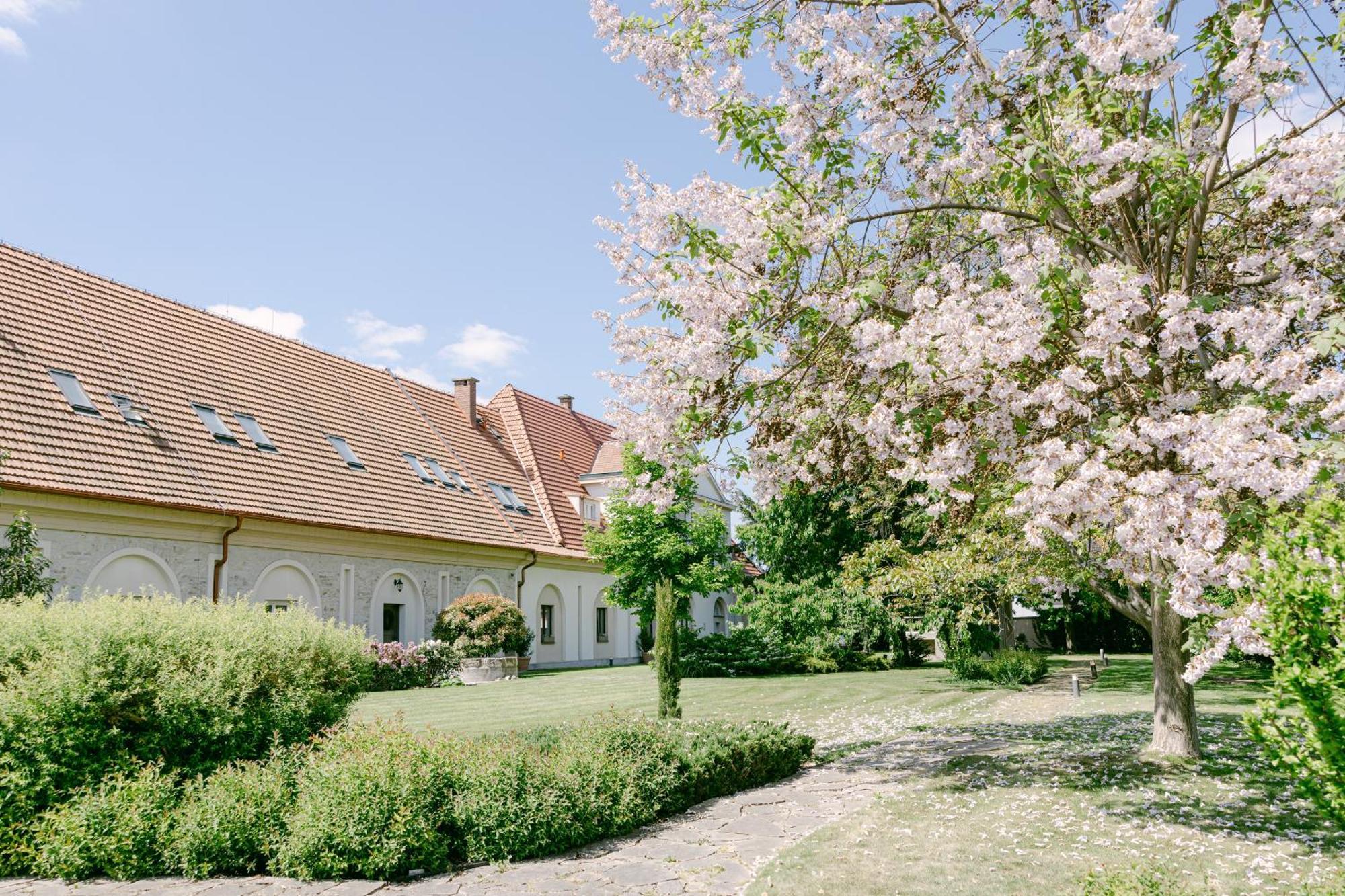 Na Kmine Hotel Obristvi Exterior photo